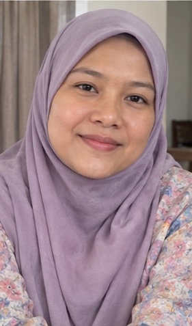 Gambar asal seorang ibu bertudung, tersenyum